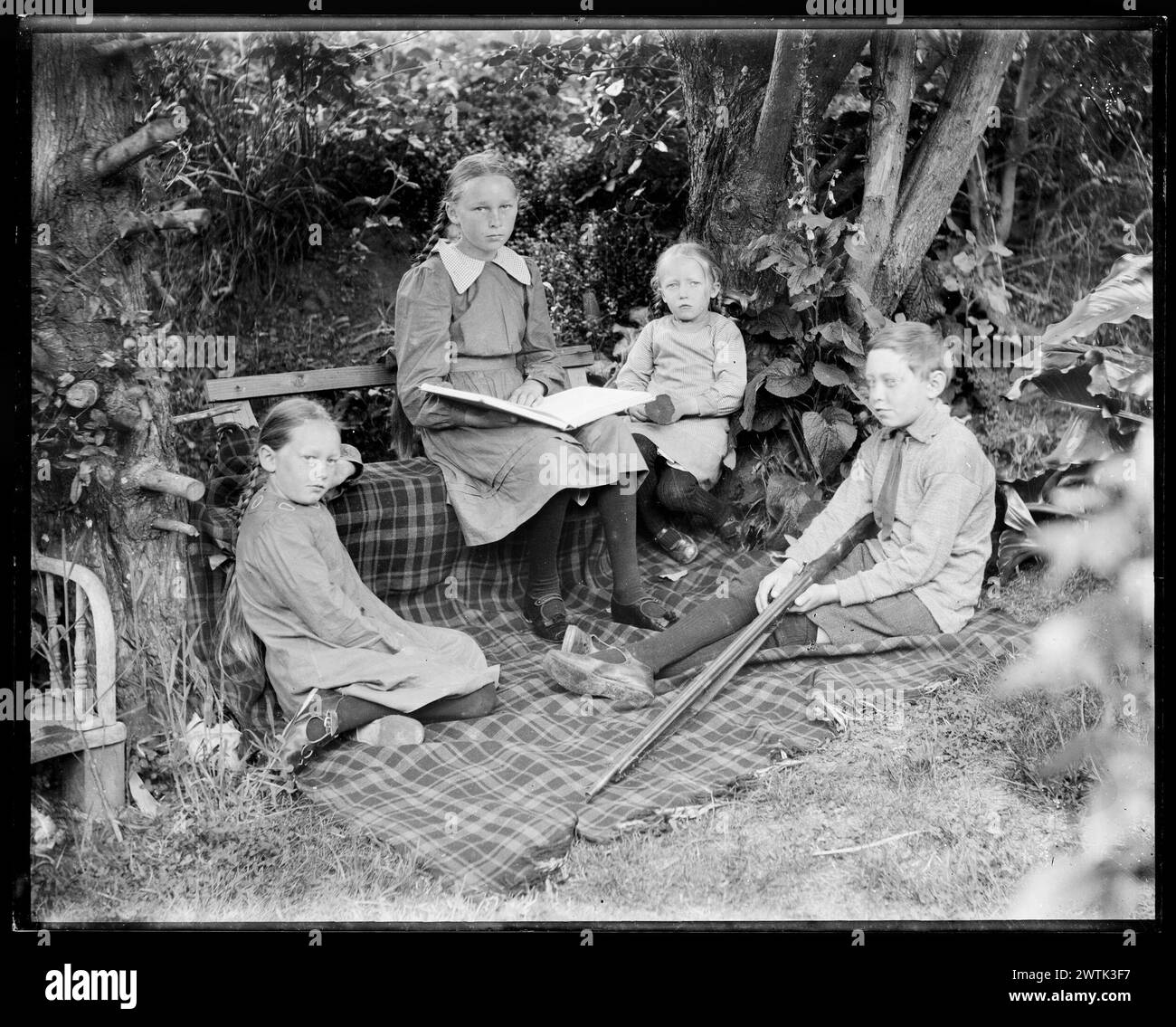 Mary, Elsie, Anne und Hector Crompton-Smith Schwarzweiß-negative, Gelatine-Trockenplatten-negative, Gruppenporträts Stockfoto