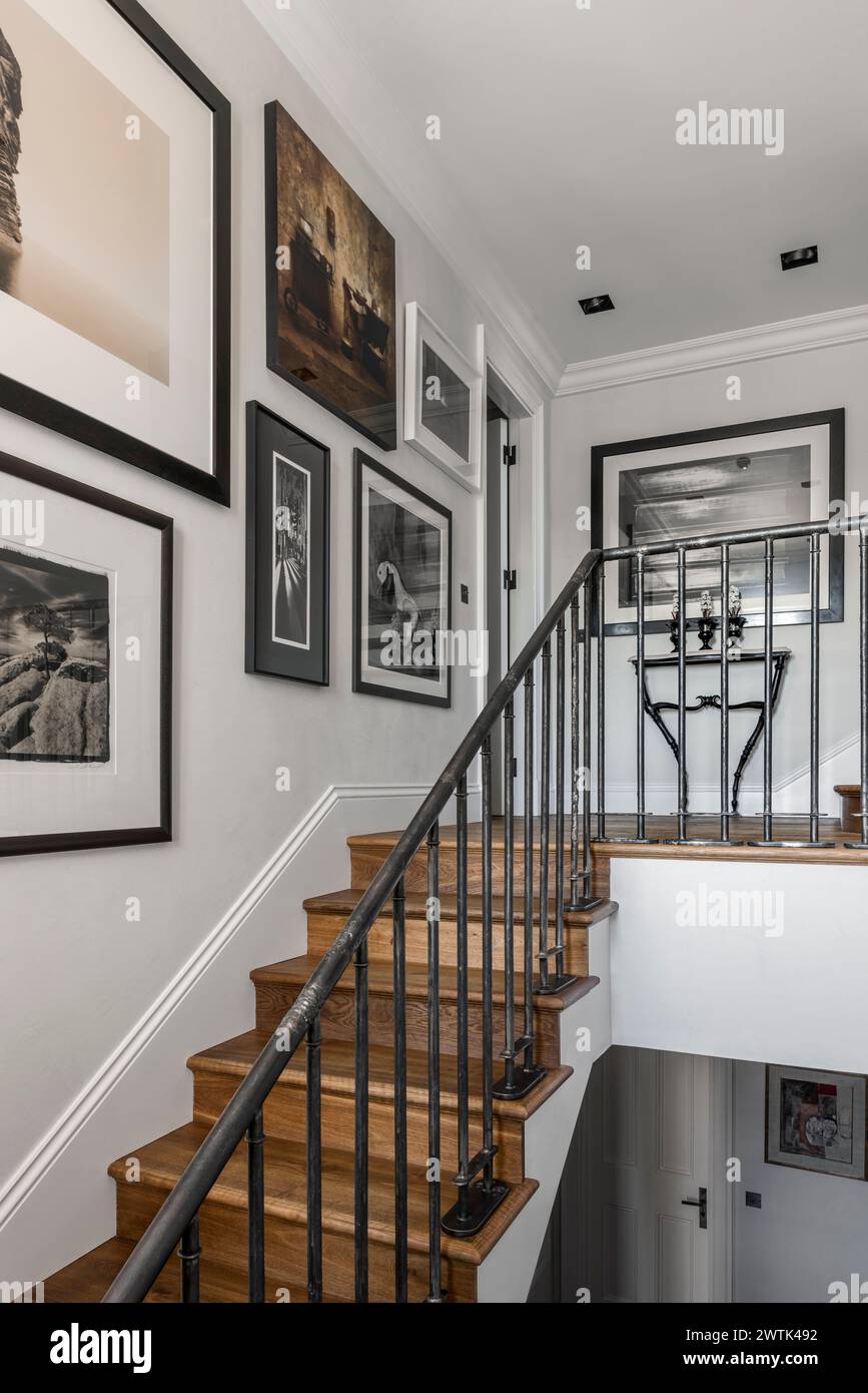 Bilderwand und Treppe in einem modernen irischen Haus, Greystones, County Wicklow, Irland Stockfoto