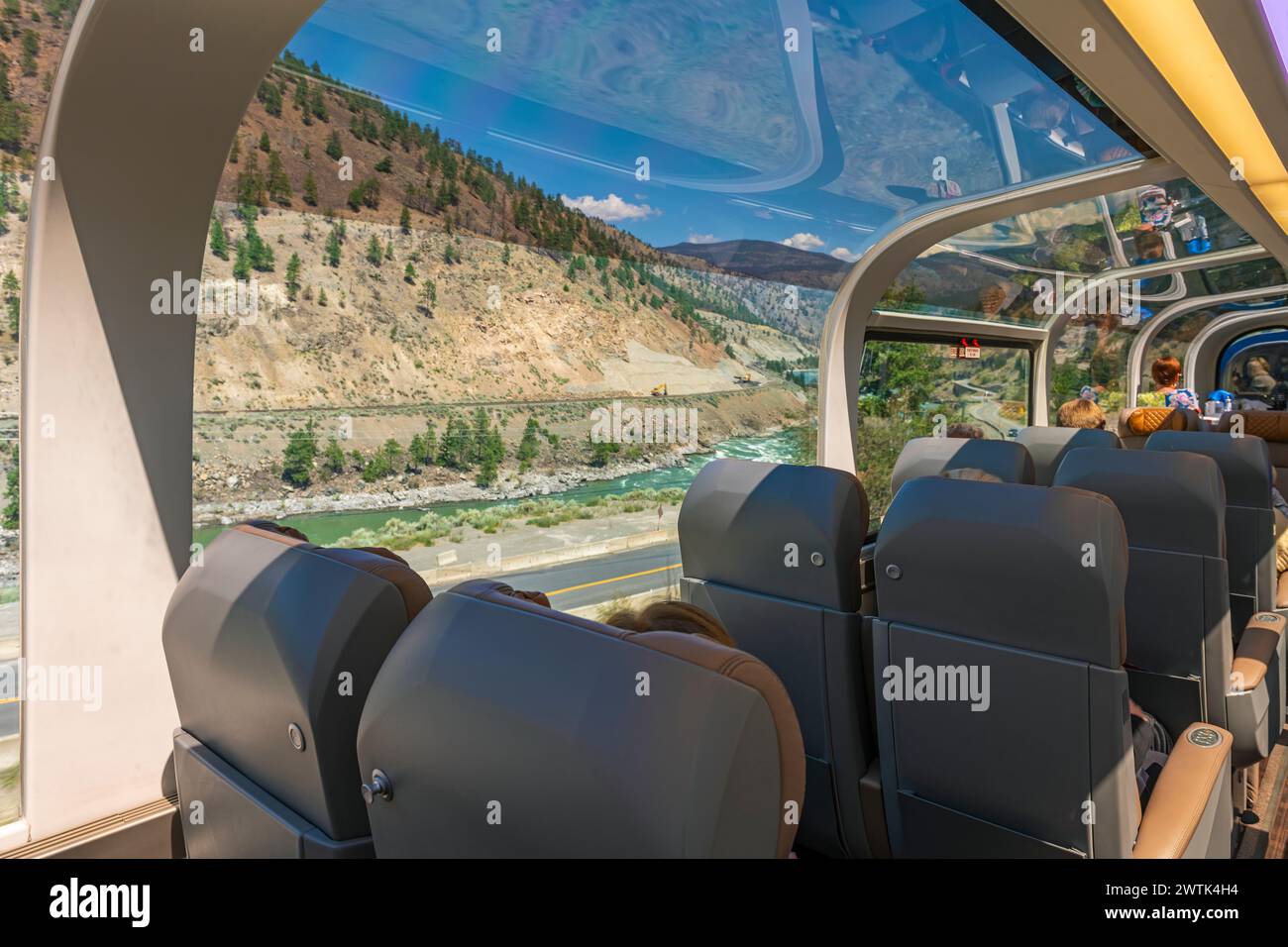 Passagiere in einem 360-Grad-Panoramablick-Zugwagen mit Fraser River, Rocky Mountaineer-Zug, Kanada. Stockfoto