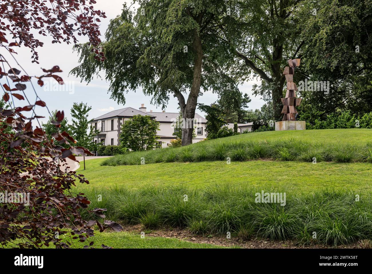 Terrassenrasen und Außenansicht des Landhauses in Greystones, County Wicklow, Irland Stockfoto