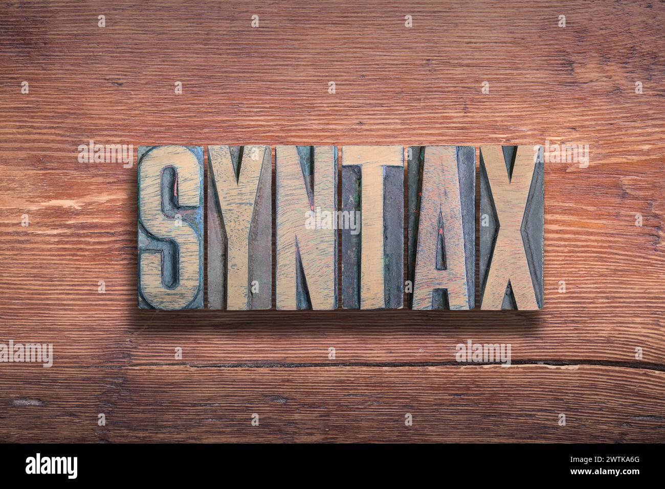 Syntaxwort kombiniert auf Vintage lackierter Holzoberfläche Stockfoto