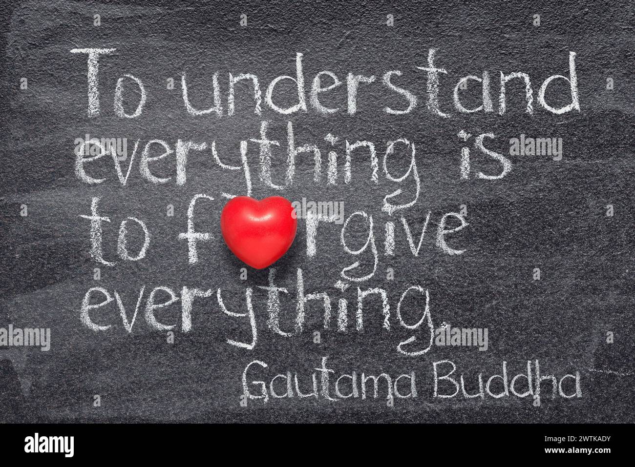 Alles zu verstehen bedeutet, alles zu verzeihen - Zitat von Gautama Buddha auf der Tafel mit rotem Herzsymbol statt O Stockfoto