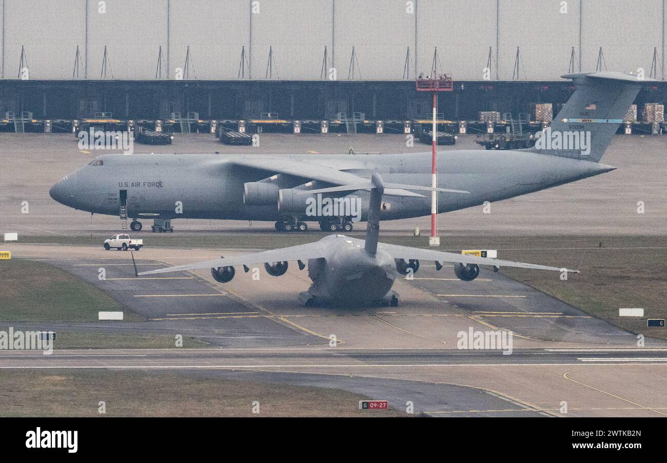 Ramstein, Deutschland. März 2024. Die US Air Force hat Flugzeuge auf dem US-Luftwaffenstützpunkt in Ramstein transportiert. Zahlreiche Verteidigungsminister und hochrangige Offiziere diskutieren am Dienstag auf dem US-Luftwaffenstützpunkt Ramstein erneut über die weitere Unterstützung der Ukraine im Krieg gegen Russland. Quelle: Boris Roessler/dpa/Alamy Live News Stockfoto