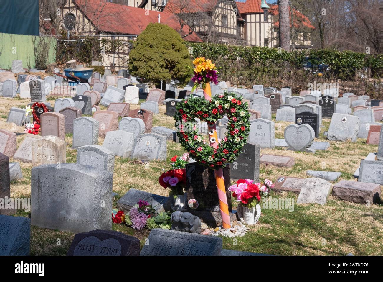 Ein reich verziertes Grabmal für einen Hund auf dem Hartsdale Canine Cemetery in Westchester, New York. Stockfoto