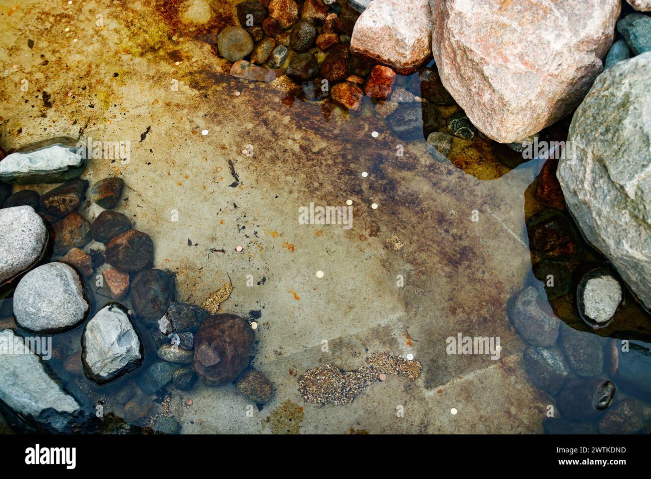 Münzen am Boden des Brunnens. Stockfoto