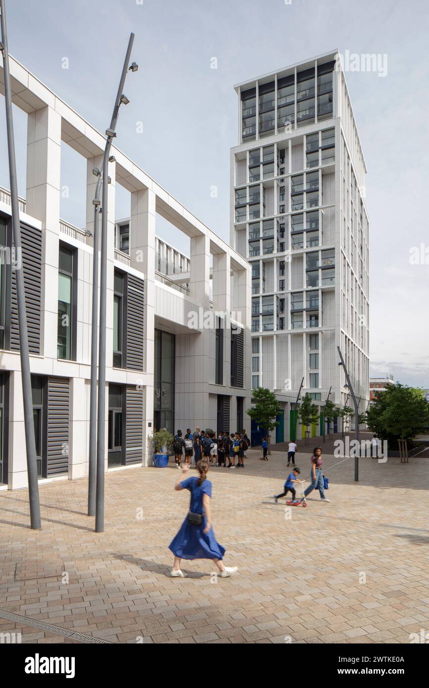 Blick auf die Fußgängerzone vor der St. Marys Schule. Battersea Exchange und St Mary's RC Primary School, London, Großbritannien. Architekt: Stockfoto