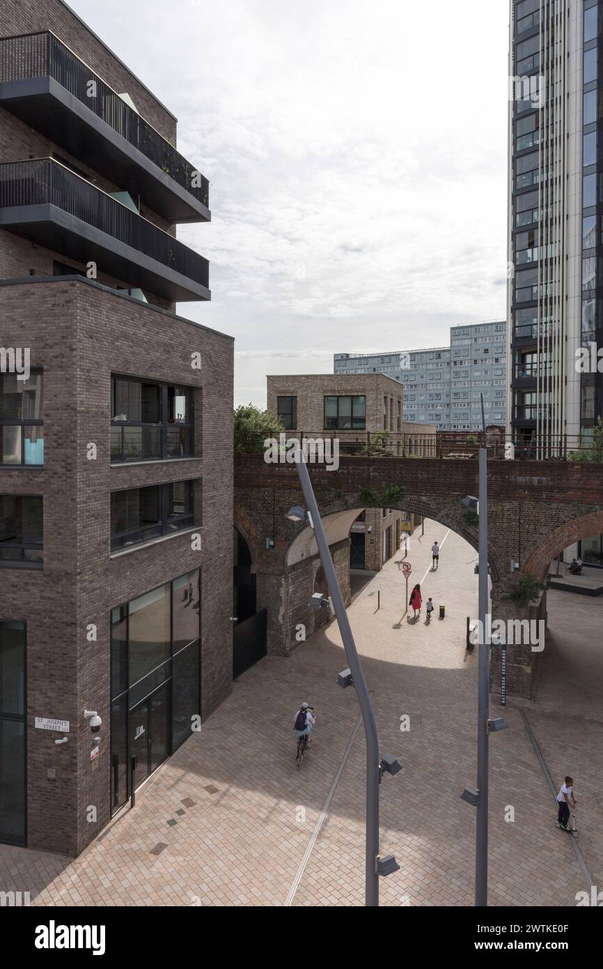 Blick auf die neue Fußgängerzone vom Dach der St. Marys Schule. Battersea Exchange und St. Mary's RC Primary School, London, United Kingdo Stockfoto