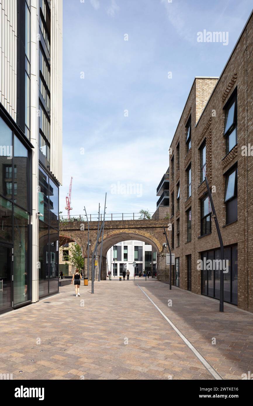 Blick auf die neue Fußgängerzone vor der St. Marys School. Battersea Exchange und St Mary's RC Primary School, London, Großbritannien. Archite Stockfoto