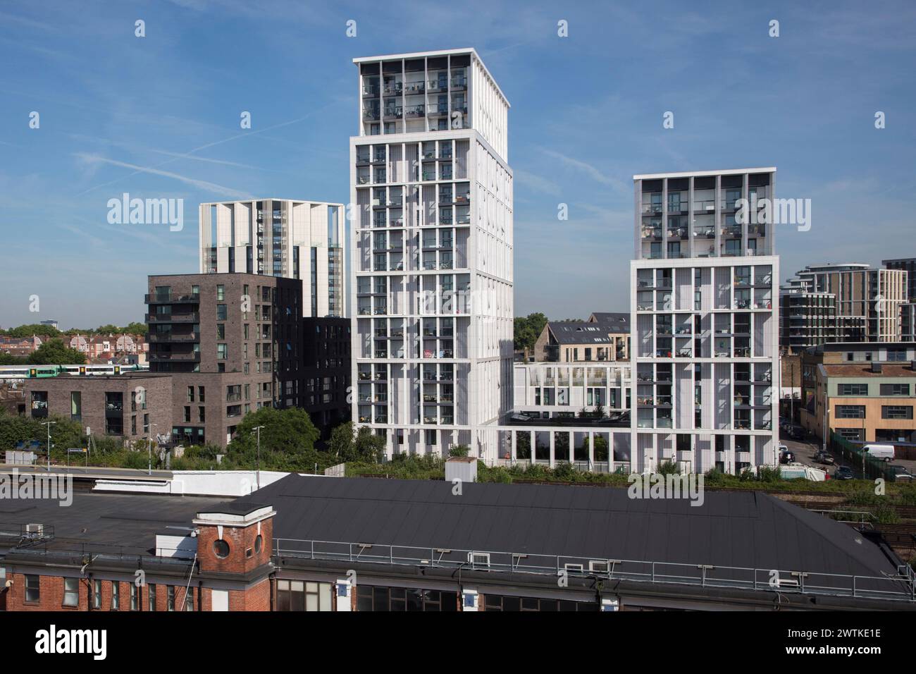 Blick über die Entwicklung vom Dach des Safe Store Gebäudes. Battersea Exchange und St Mary's RC Primary School, London, Großbritannien. Archi Stockfoto