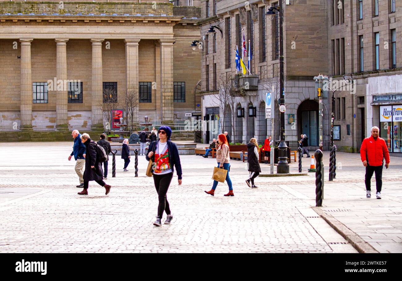 Dundee, Tayside, Schottland, Großbritannien. März 2024. Wetter in Großbritannien: Schottlands hohe Lebenshaltungskosten und Einzelhandelsschließungen im Stadtzentrum von Dundee, nur wenige Einwohner wagten sich an einem schönen Frühlingsmontagmorgen aus. Quelle: Dundee Photographics/Alamy Live News Stockfoto