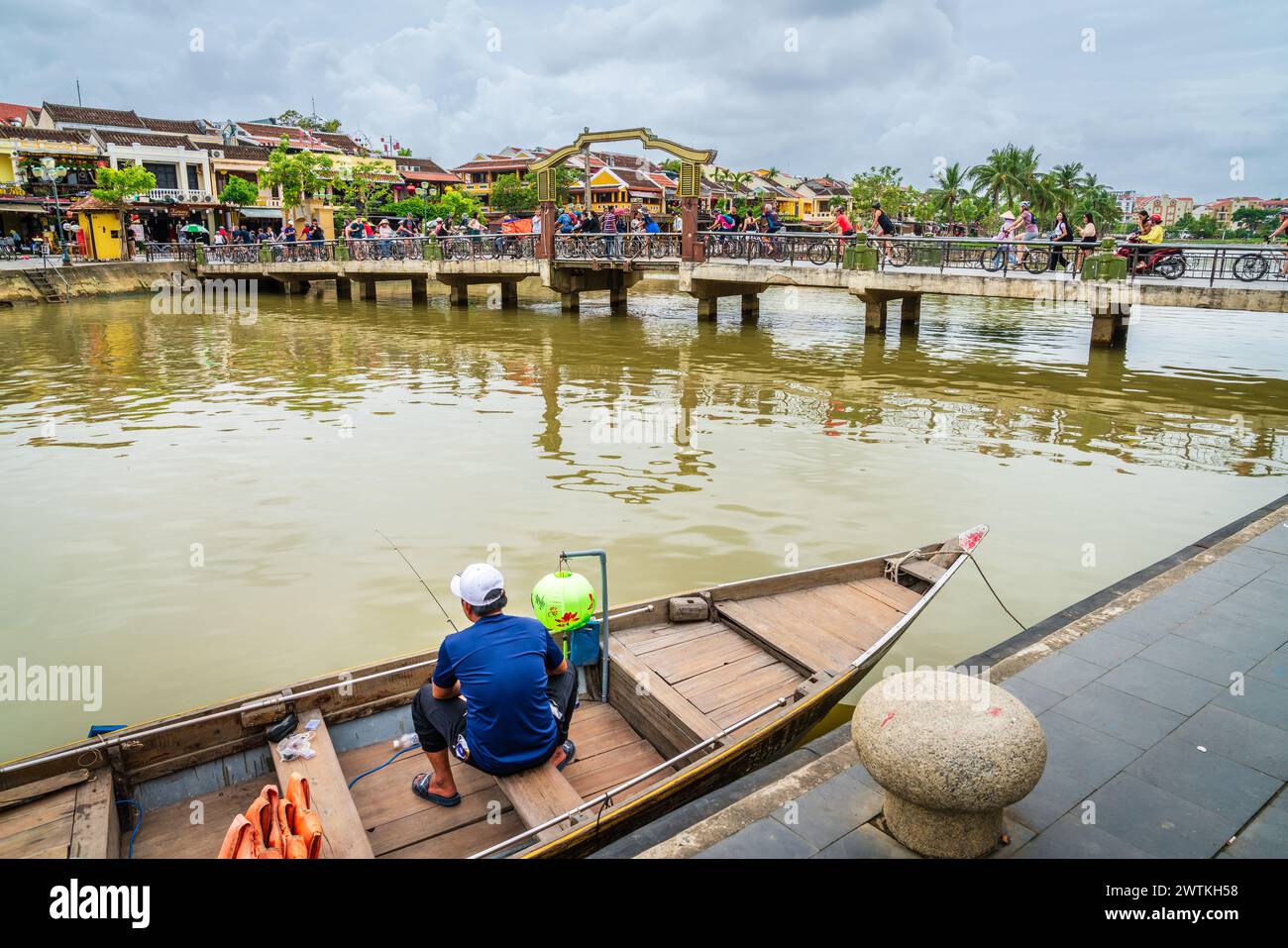 Hoi an, Vietnam, 20. November 2022: Blick auf den Fluss Thu Bon, der durch die historische Stadt Hoi an, Vietnam fließt Stockfoto Hoi an, Vietnam, 20. November 2022: Blick auf den Fluss Thu Bon, der durch die historische Stadt Hoi an, Vietnam fließt Stockfoto