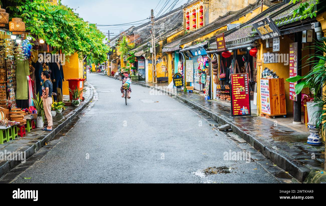 Hoi an, Vietnam, 21. November 2022: Einkaufsstraße in der Stadt Hoy an in Vietnam Stockfoto Hoi an, Vietnam, 21. November 2022: Einkaufsstraße in der Stadt Hoy an in Vietnam Stockfoto