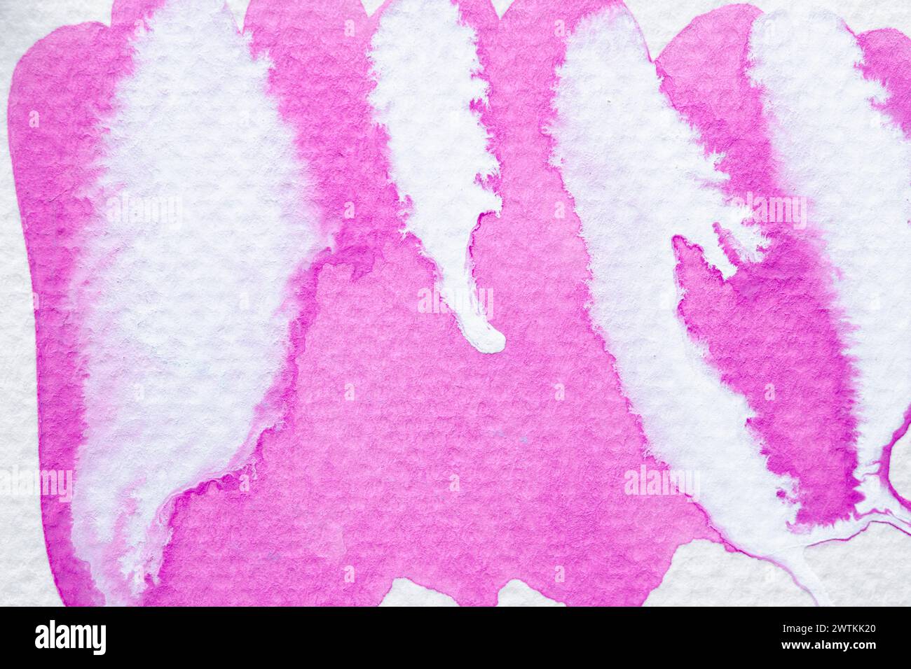 Pinkfarbenes Aquarellspritzer transparent mit Schichten und Spritzern auf weißem Aquarellpapier. Meine eigene Arbeit. Stockfoto
