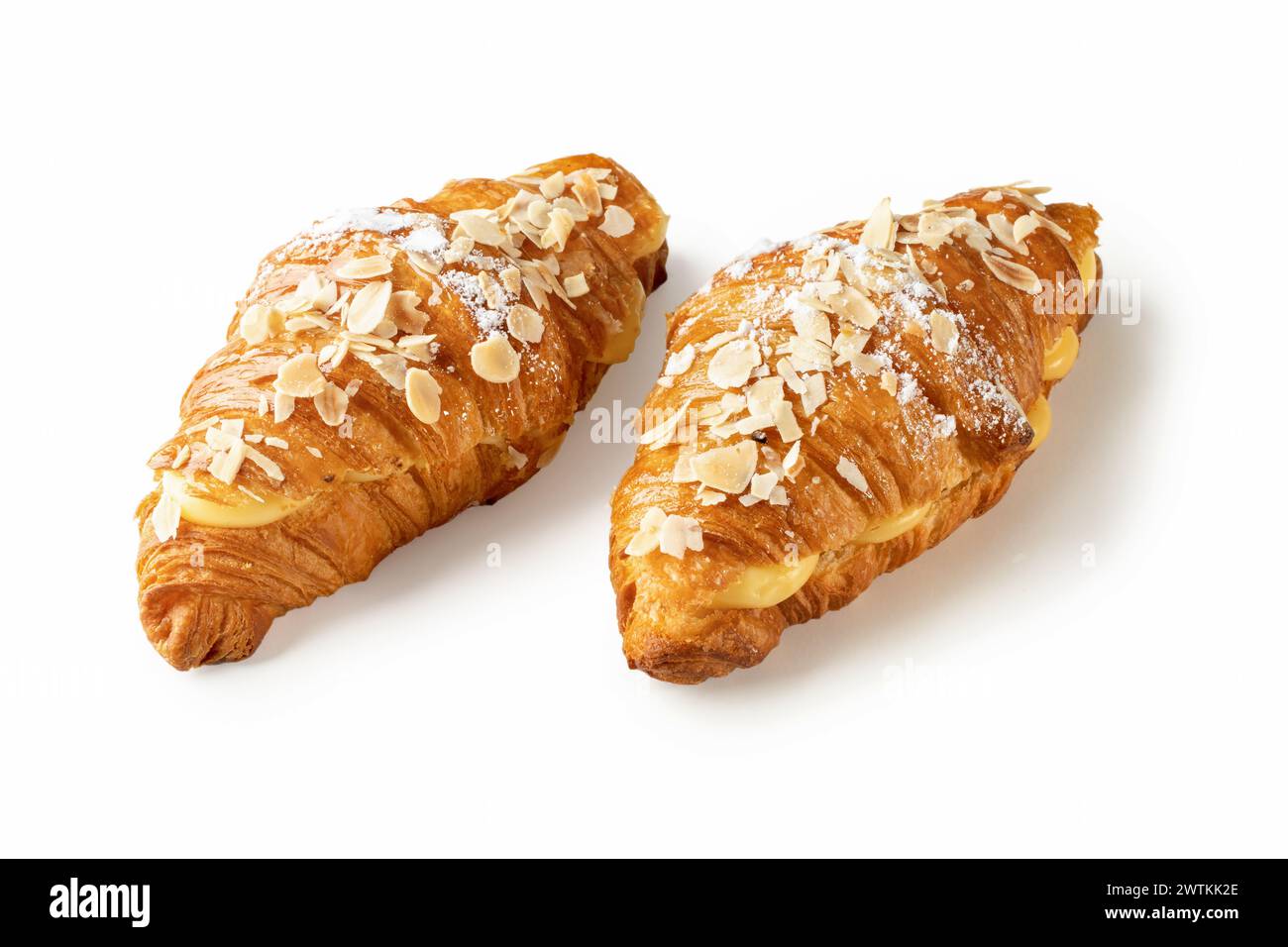 Tauchen Sie ein in die köstliche Kombination von zwei Croissants, gefüllt mit aromatischer Vanillecreme und verziert mit knusprigen Mandelflocken, präsentiert gegen ein Pris Stockfoto