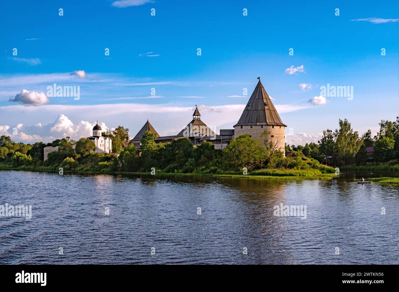 Staraya Ladoga, Region Leningrad, Russland. Juli 2023. Die alte historische Festung Ladoga im Dorf Staraya Ladoga - das Tor und Klimento Stockfoto