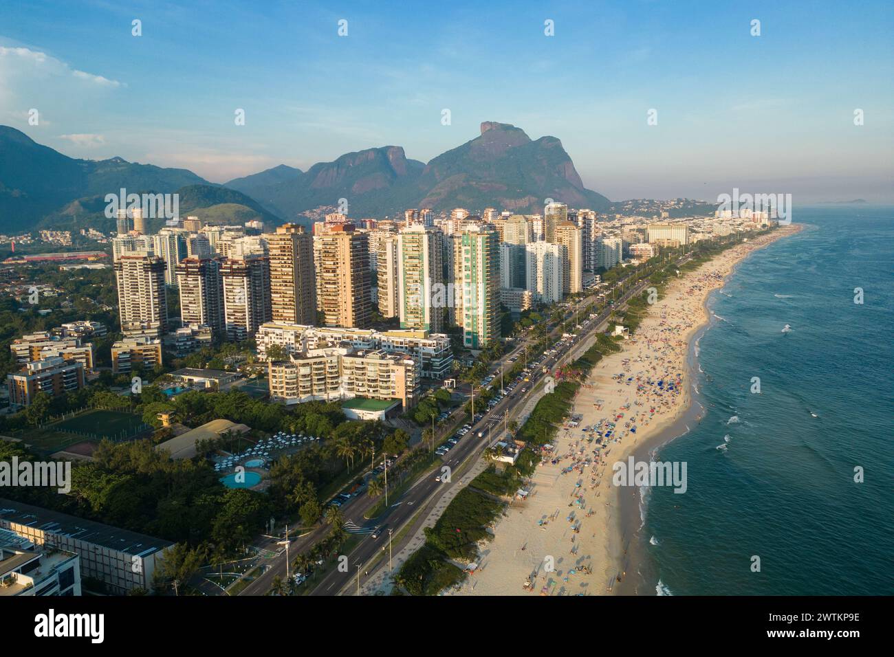 Luftaufnahme des Barra da Tijuca Beach mit Ferienwohnungen und Bergen am Horizont in Rio de Janeiro, Brasilien Stockfoto