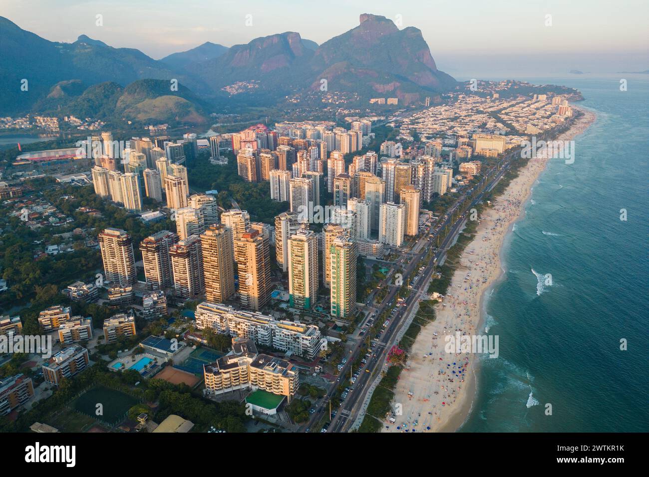 Luftaufnahme des Barra da Tijuca Beach mit Ferienwohnungen und Bergen am Horizont in Rio de Janeiro, Brasilien Stockfoto