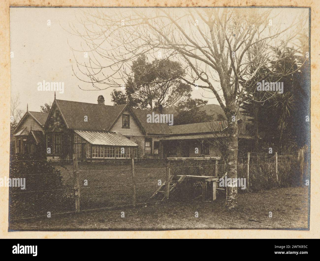 Haus. Aus dem Album: Schnappschuss Album - Nga Mahanga Gelatine Silberdrucke, Schwarzweiß-Abzüge Stockfoto