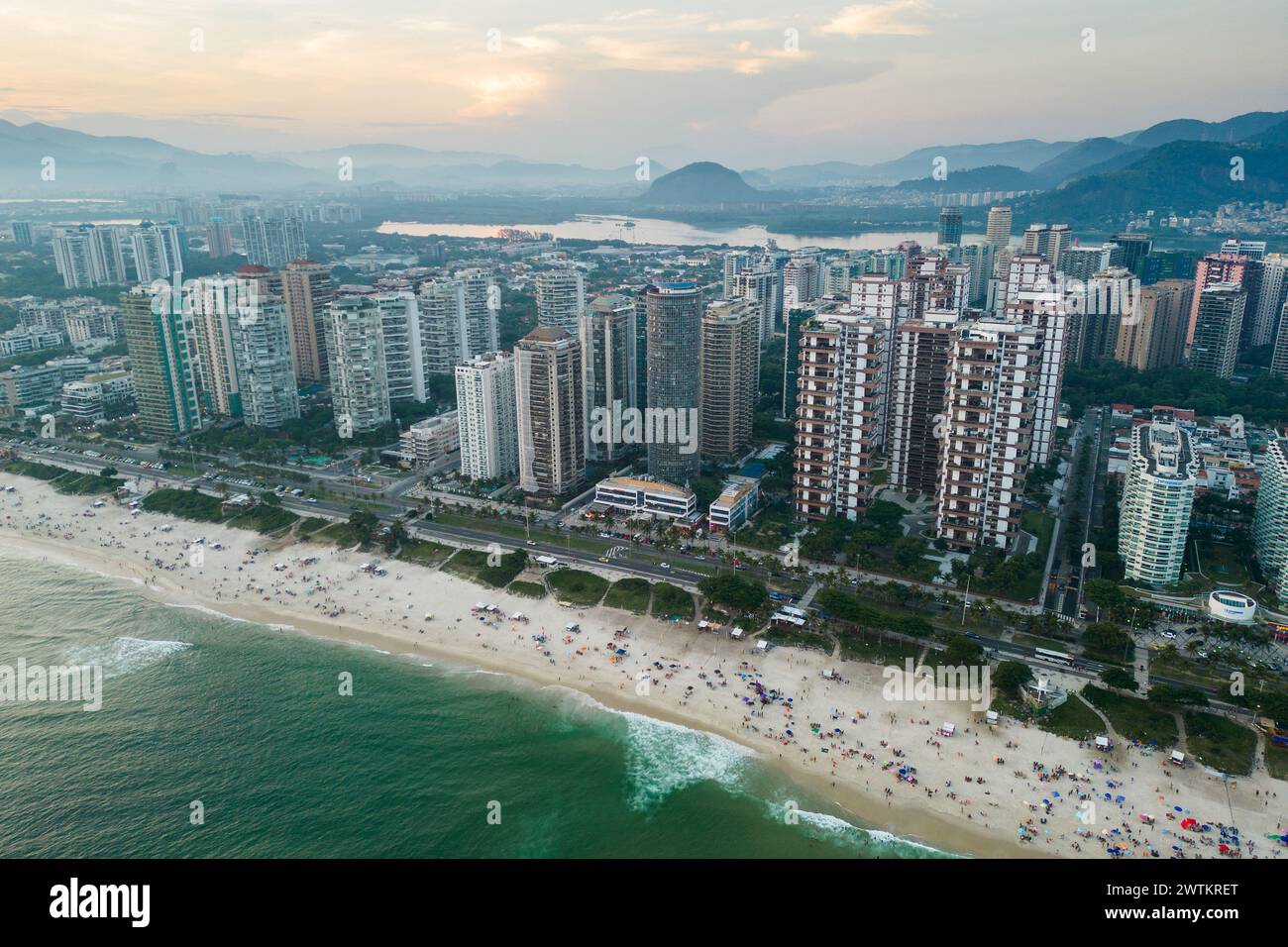 Blick aus der Vogelperspektive auf den Strand Barra da Tijuca mit den großen Wohngebäuden in Rio de Janeiro, Brasilien Stockfoto