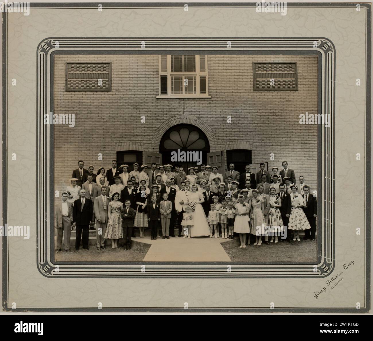 Gelatinedruck - Gruppenporträt bei Jeannette Renaud und Denis Villeneuve's Wedding, Saint-Jérôme, Québec, 1956 Georges Allaire (1889-1966) Stockfoto