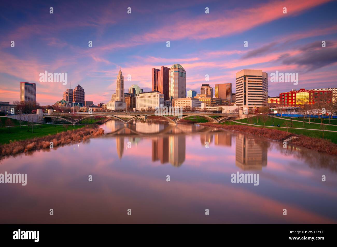 Columbus, Ohio, USA. Stadtbild der Skyline von Columbus, Ohio, USA mit der Reflexion der Stadt im Scioto River bei Sonnenuntergang im Frühling. Stockfoto