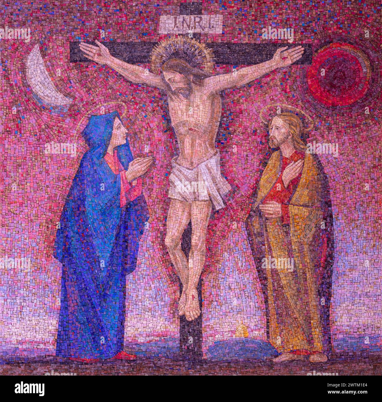 MAILAND, ITALIEN - 8. MÄRZ 2024: Das Mosaik der Kreuzigung in der Kirche Chiesa di Santi Quattro Evangelisti von Italo Persson und Silvio Consadori Stockfoto