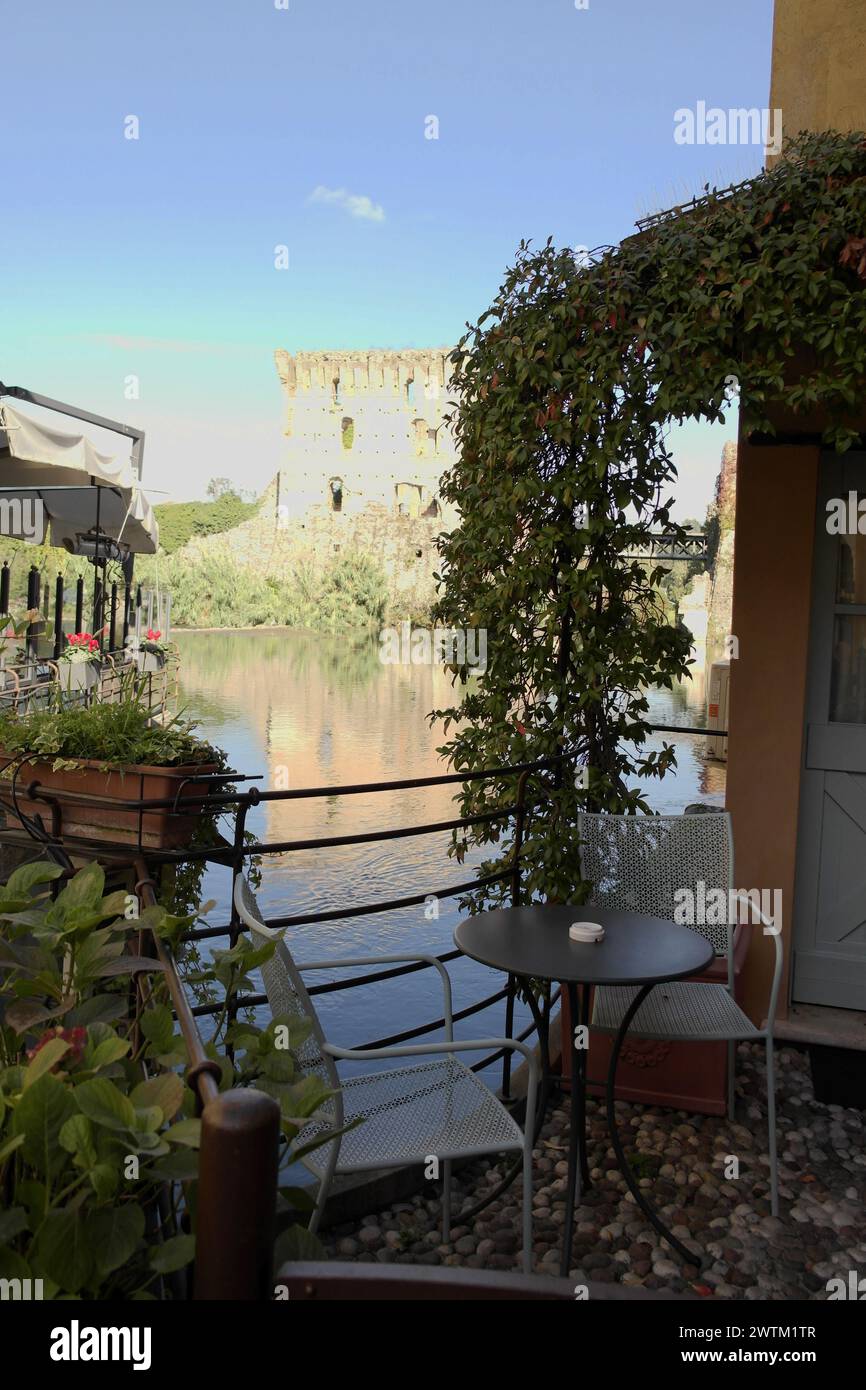 Blick von Borghetto über den Fluss Mincio auf die alten mittelalterlichen Mauern, Venetien, Italien Stockfoto