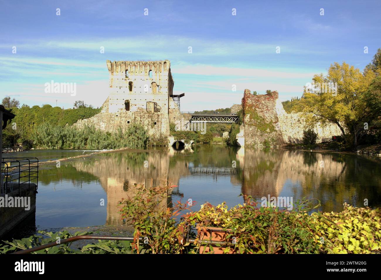 Blick von Borghetto über den Fluss Mincio auf die alten mittelalterlichen Mauern, Venetien, Italien Stockfoto