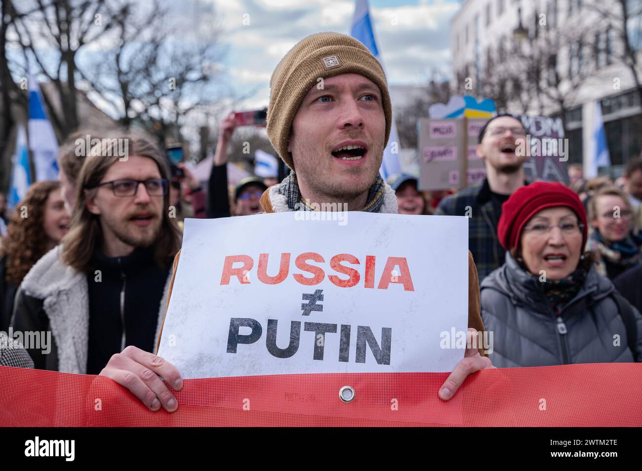 17.03.2024, Berlin, Deutschland, Europa - Tausende von Menschen protestieren gegen den russischen Präsidenten Putin und den Krieg gegen die Ukraine gegenüber der russischen Botschaft. Stockfoto