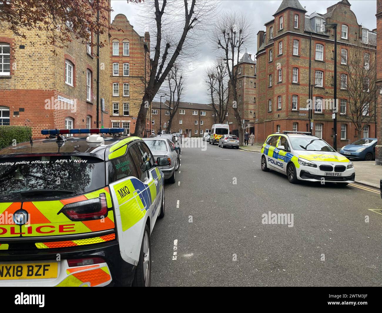 Die Polizei durchsucht Culham House in der Rochelle Street, Shoreditch, London, als ein Mann wegen versuchten Mordes verhaftet wurde, nachdem zwei Menschen durch Armbrustbolzen im Osten Londons verletzt wurden. Der 47-Jährige hatte ein Handtuch und eine Flasche mit Substanz bei sich, als er am Sonntag um 23 Uhr in Shoreditch inhaftiert wurde, sagte die Metropolitan Police. Beamte durchsuchten seine Wohnung und fanden eine Armbrust, Messer und andere Waffen, die zur forensischen Untersuchung geschickt wurden. Bilddatum: Montag, 18. März 2024. Stockfoto