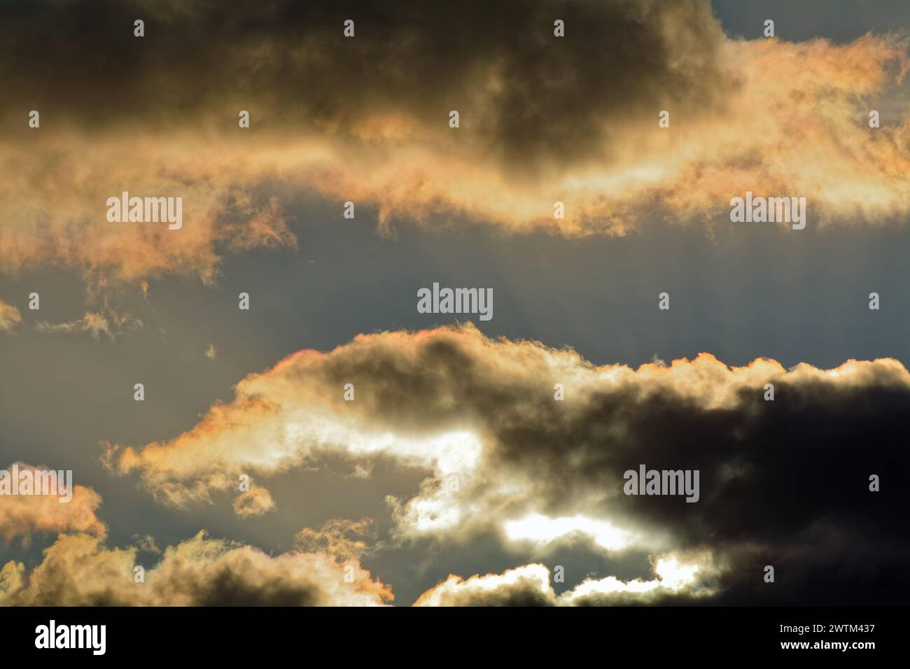 Dramatische Wolkenbildung, beleuchtet durch einen Wintersonnenuntergang Stockfoto