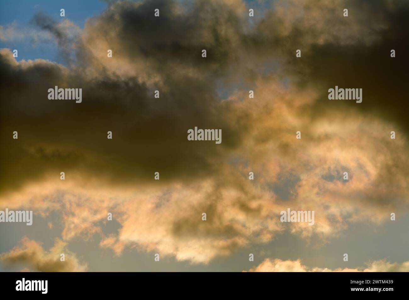 Dramatische Wolkenbildung, beleuchtet durch einen Wintersonnenuntergang Stockfoto