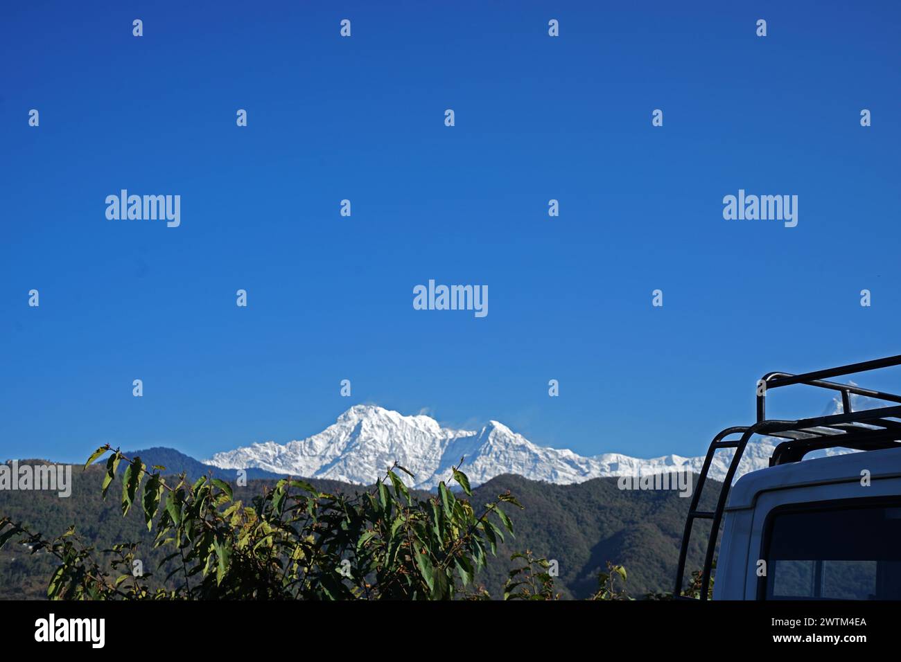 Blick auf die natürliche Landschaft des Machhapuchhre schneebedeckten Bergrücken und Annapurna im Himalaya-Gebirge vom vorderen Autoschild Pokhara, Nepal Stockfoto