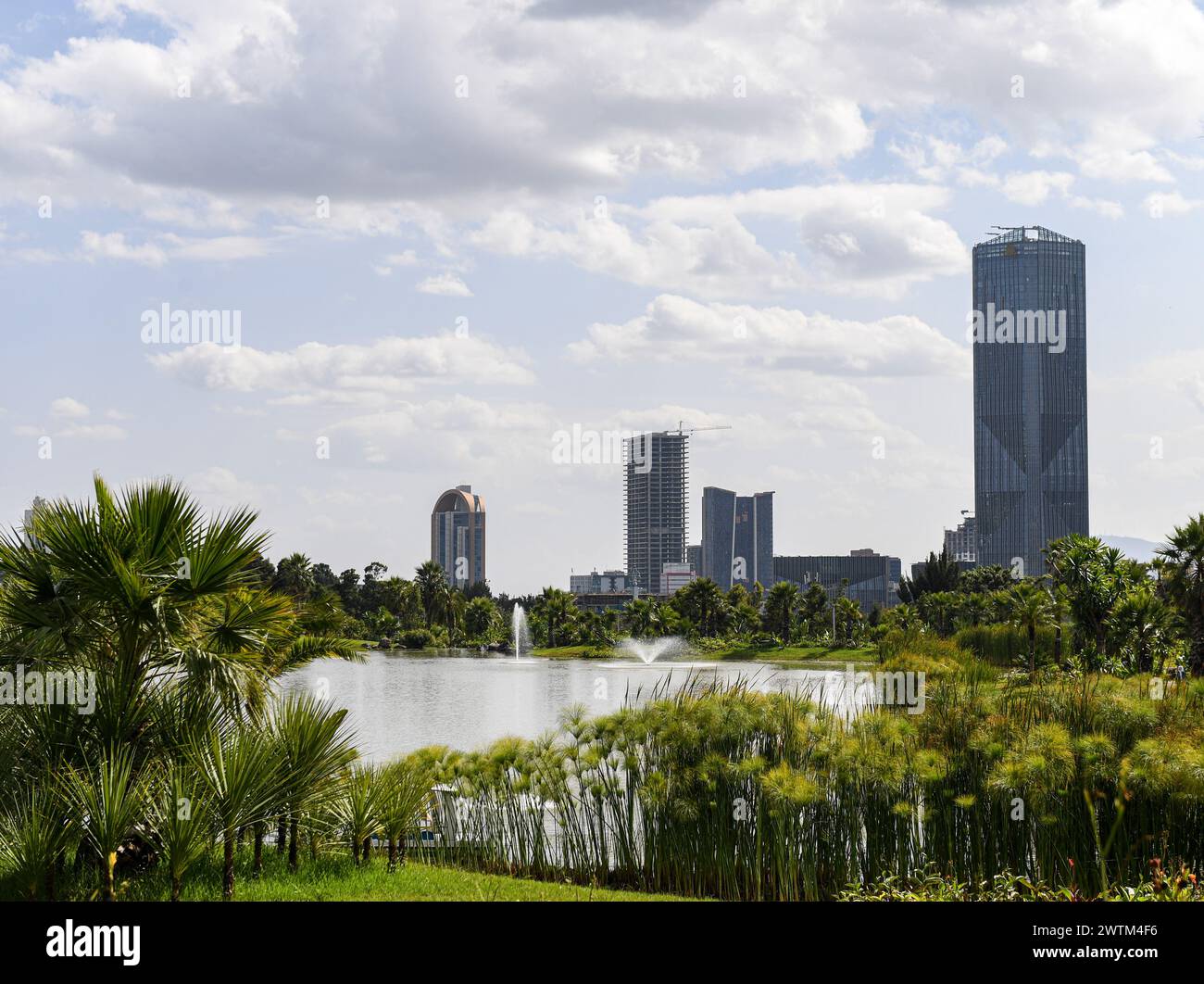 (240318) -- ADDIS ABEBA, 18. März 2024 (Xinhua) -- dieses Foto vom 18. Februar 2024 zeigt die Landschaft des Friedensplatzes in Addis Abeba, Äthiopien. In Addis Abeba, der Hauptstadt Äthiopiens, ist der Friendship Square ein beliebtes Reiseziel für Bürger, die Freizeit suchen, vor allem während der Ferien. Mit Unterstützung chinesischer Unternehmen wurde es zu einem günstigen Ort für eine gute Zeit mit Freunden und Familie. Der Friendship Square, ein Wahrzeichen auf rund 30 Hektar Land, enthält einen künstlichen See, einen Kinderpark, einen Palast der Wissenschaft und Technik Stockfoto