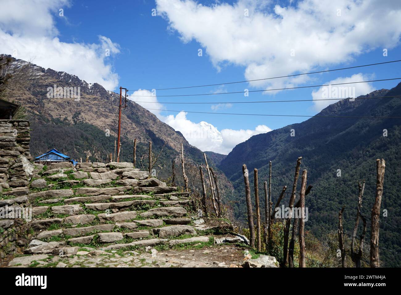 Natürliche Landschaft des nepalesischen Stammes-Dorfes zwischen grünen Bergketten entlang der Wanderung zum Annapurna Himalaya-Gebirge - Nepal Stockfoto