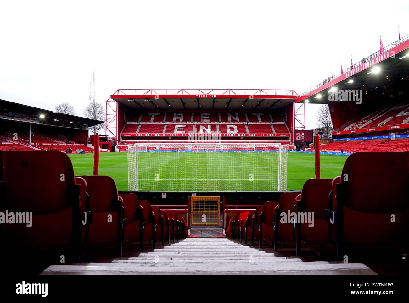 Aktenfoto vom 02/24 vom City Ground, Heimat des Nottingham Forest. Nottingham Forest wurden vier Punkte abgezogen, weil er gegen die Regeln für Rentabilität und Nachhaltigkeit verstoßen hat, teilte die Premier League mit. Ausgabedatum: Montag, 18. März 2024. Stockfoto