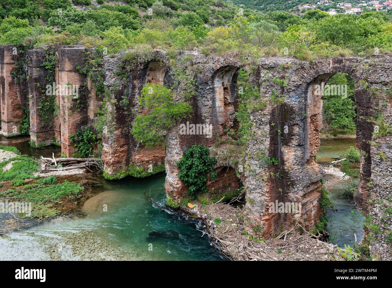 Blick auf die archäologische Stätte des römischen Aquädukts des antiken Nikopolis in Epirus, Griechenland Stockfoto