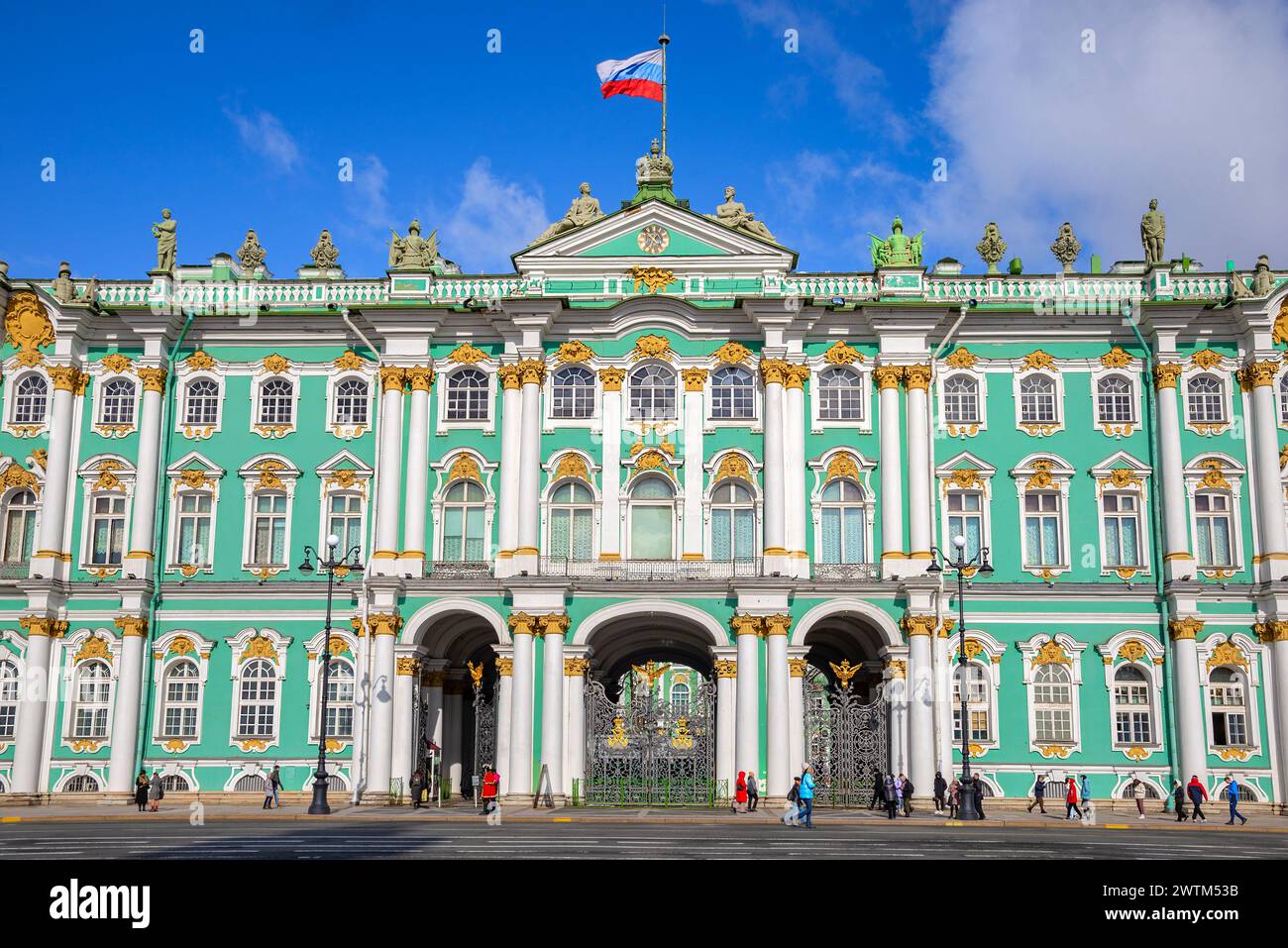 ST. PETERSBURG, RUSSLAND - 02. APRIL 2023: Das Gebäude des Winterpalastes (Eremitage) in der Nähe. St. Petersburg Stockfoto