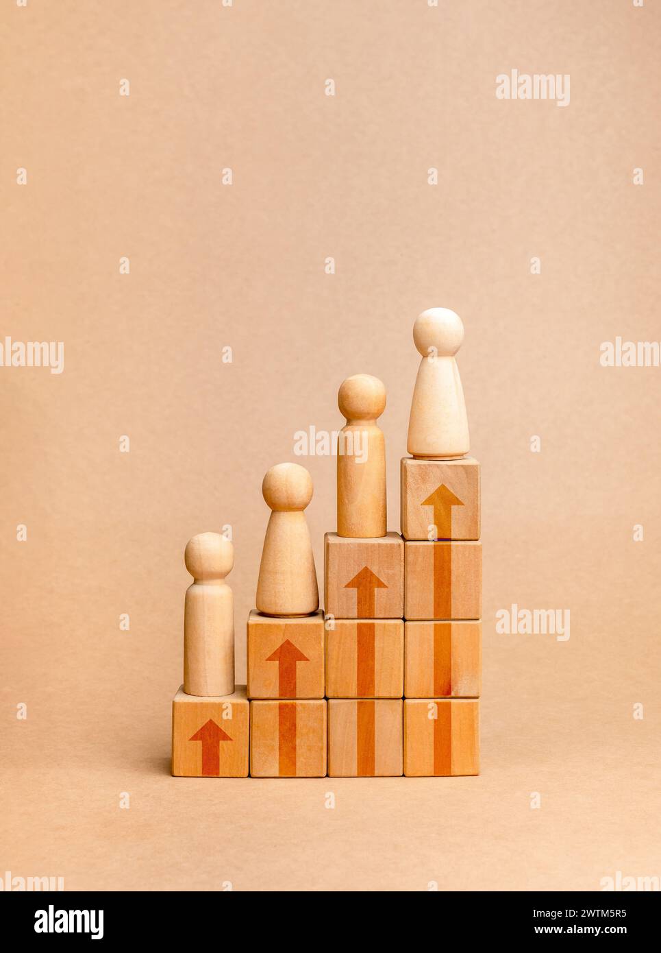 Bevölkerungswachstum, Bevölkerungswachstum, globale Demografie, soziale und menschliche Entwicklungskonzepte. Aufsteigende Pfeile auf Holzwürfelblock Diagrammschritte mit W Stockfoto