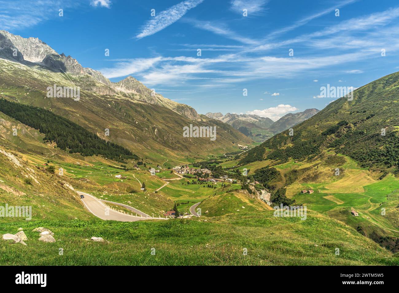 Alpenlandschaft am Furka Pass, Blick auf das Dorf Realp, Kanton URI, Schweiz Stockfoto