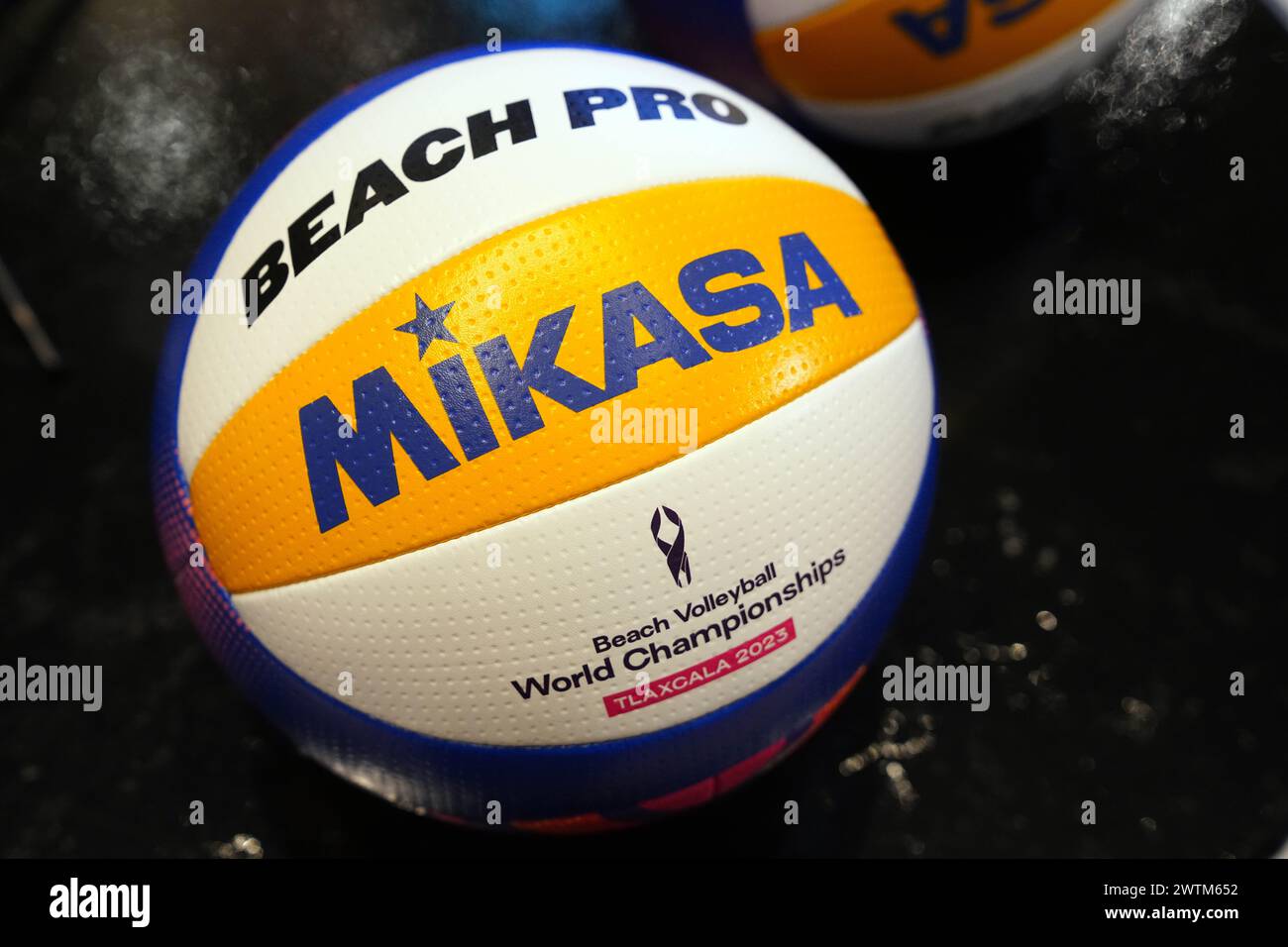 Volleybälle, die während des Draw Cremony des Katara Volley 2024 am Katara Beach in Katar gezeigt werden. Stockfoto