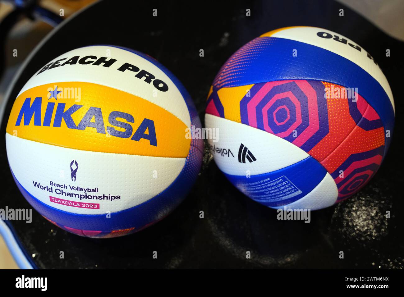 Volleybälle, die während des Draw Cremony des Katara Volley 2024 am Katara Beach in Katar gezeigt werden. Stockfoto