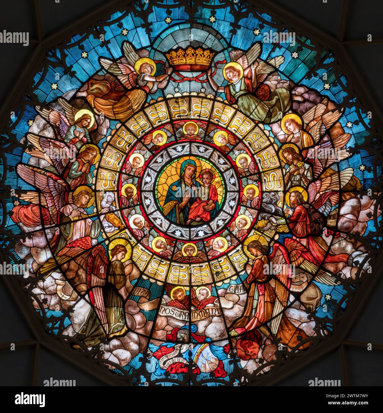 MAILAND, ITALIEN - 5. MÄRZ 2024: Die Buntglasplatte der Kuppel mit Madonna della Salute in der Kirche Chiesa di San Camillo von Eugenio Cisterna Stockfoto