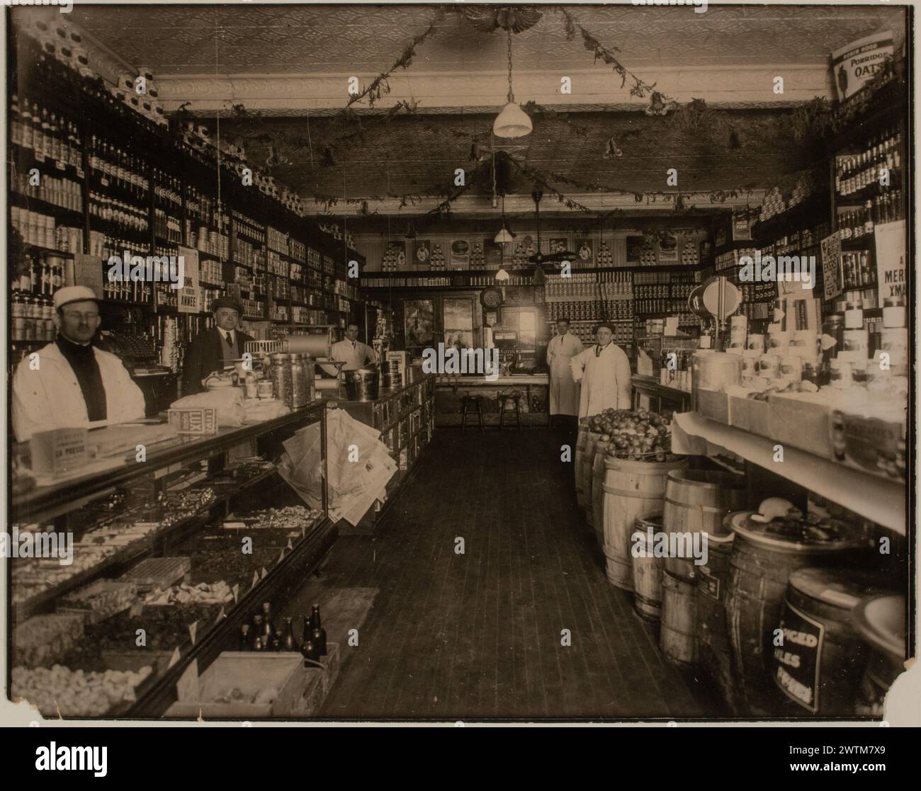 Gelatinedruck - Interior of a Store, Montreal, Quebec, 1918-1929 Herbert J. Staples (* 1880) Stockfoto