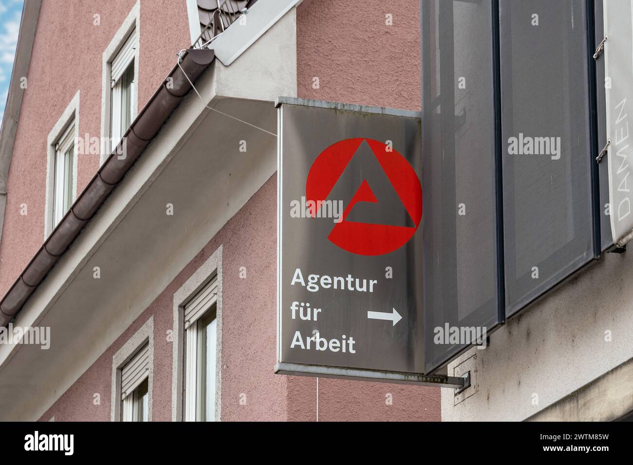 Schwabmünchen, Bayern, Deutschland - 17. März 2024: Wegweiser Agentur für Arbeit *** Schild Wegweiser Agentur für Arbeit Stockfoto