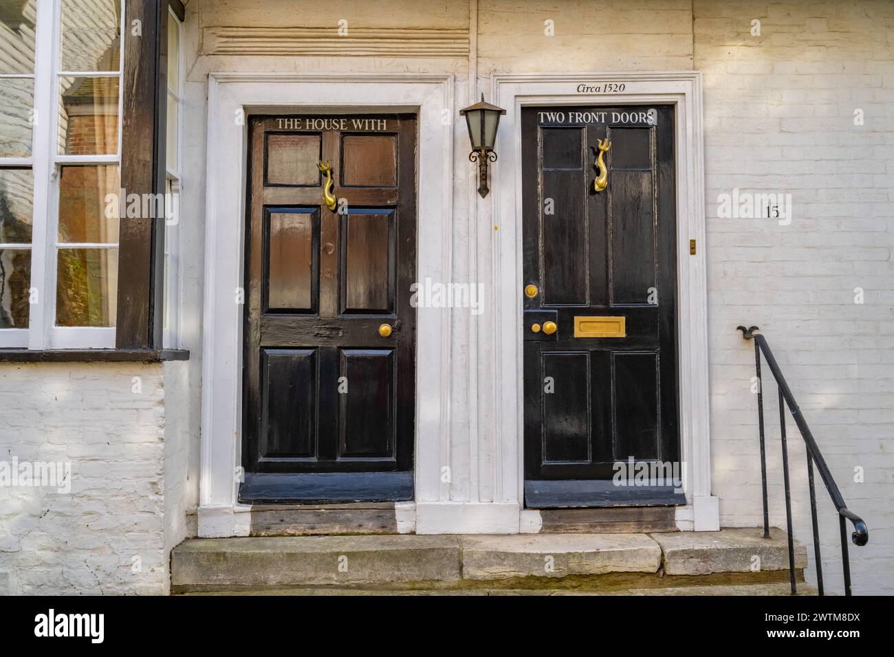 Das Haus mit zwei Eingangstüren in der Mermaid Street Rye, East Sussex Stockfoto