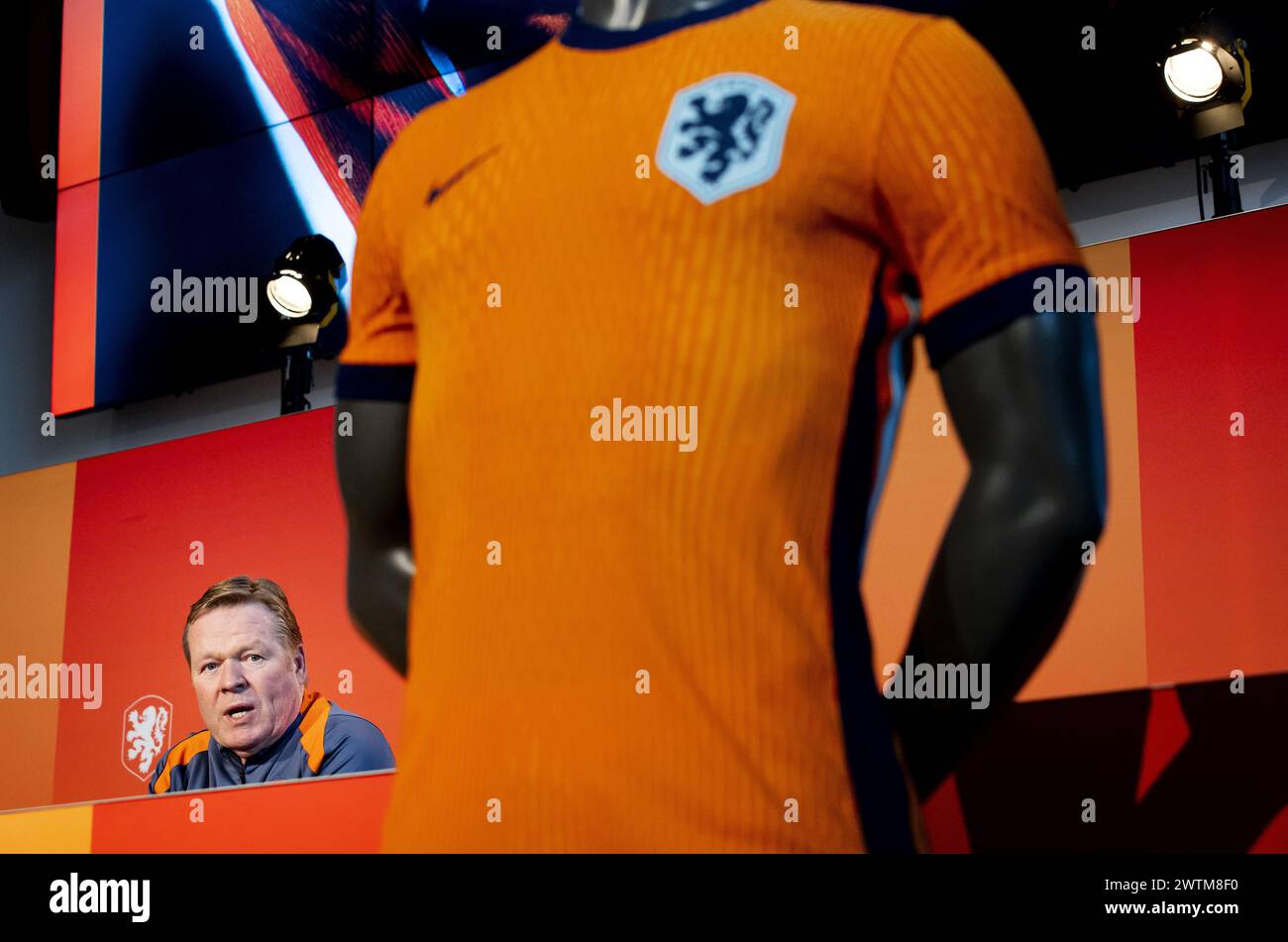 ZEIST - Nationaltrainer Ronald Koeman während einer Pressekonferenz der niederländischen Nationalmannschaft auf dem KNVB-Campus am 18. März 2024 in Zeist, Niederlande. Die niederländische Nationalmannschaft bereitet sich auf das Freundschaftsspiel gegen Schottland in Amsterdam vor. ANP KOEN VAN WEEL Stockfoto