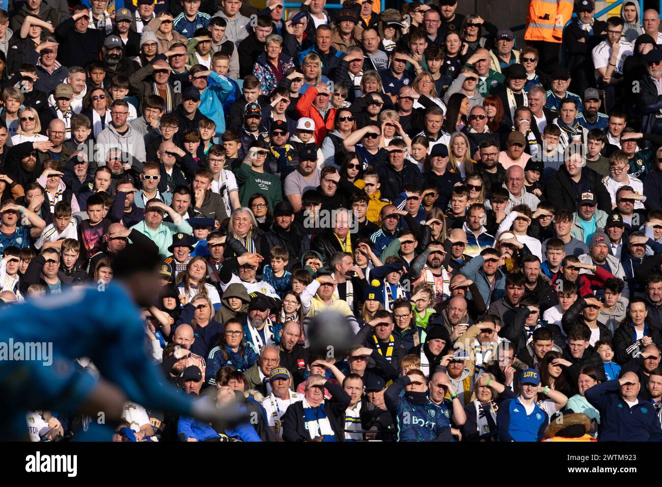 Die Abendsonne blendet die Menge während des Sky Bet Championship Matches zwischen Leeds United und Millwall in der Elland Road, Leeds, am Sonntag, den 17. März 2024. (Foto: Pat Scaasi | MI News) Credit: MI News & Sport /Alamy Live News Stockfoto