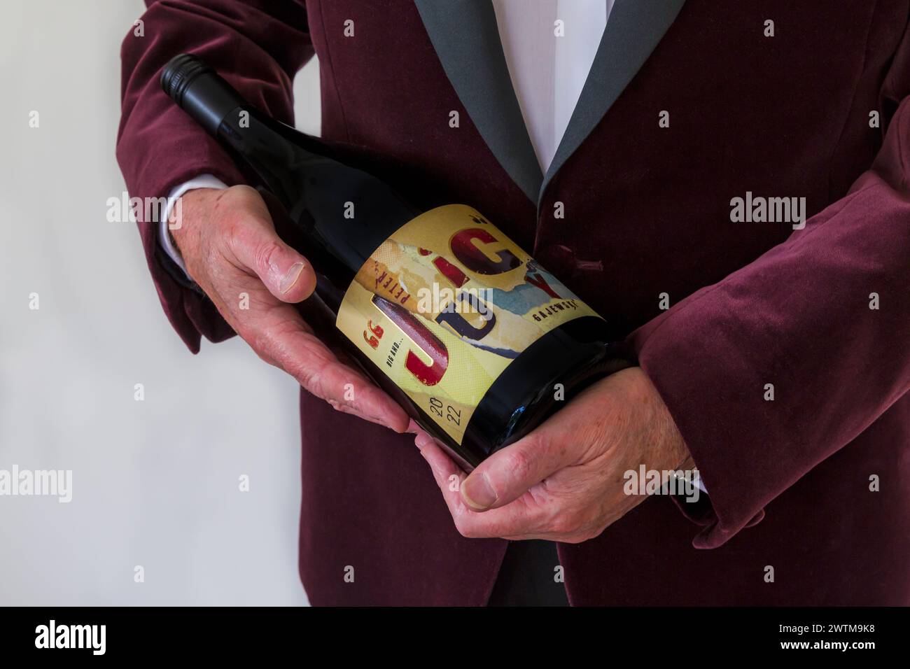 Mann mit Magnum Wein - Peter Juicy Gajewski Magnum Flasche Juicy Shiraz Rotwein Produkt aus Australien, Australien - Juicy's Shiraz 2022 Stockfoto