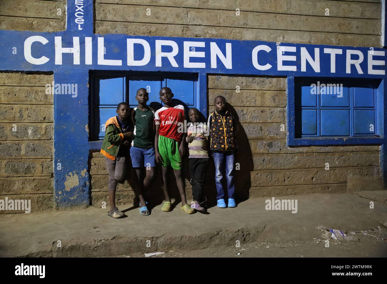 Junge Jungen posieren vor einem Kinderzentrum in Kibera Slum, Nairobi. Kibera, der größte Slum in Nairobi und Afrika, beherbergt mehr als eine Million Menschen Stockfoto